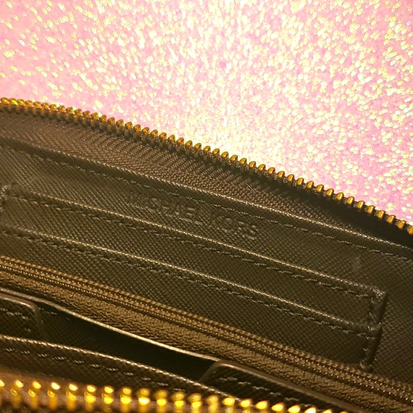 Authentic MK Wallet. Excellent condition - Picture 5 of 5